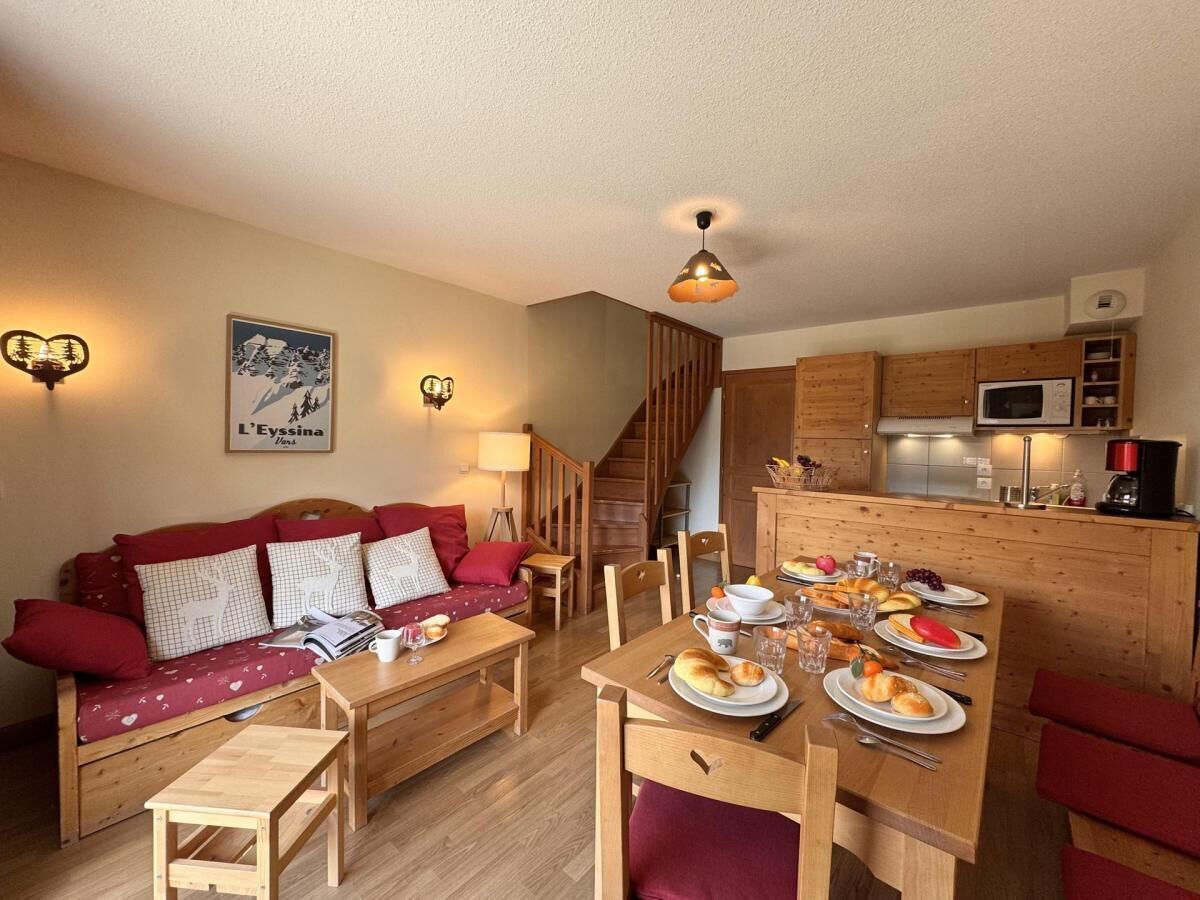 Un salon confortable avec un canapé, une table à manger et un coin cuisine.