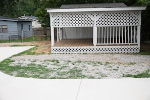 Property grounds - Charming 3-bedroom home with AC in Raleigh (Raleigh)
