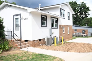 Exterior - Charming 3-bedroom home with AC in Raleigh (Raleigh)
