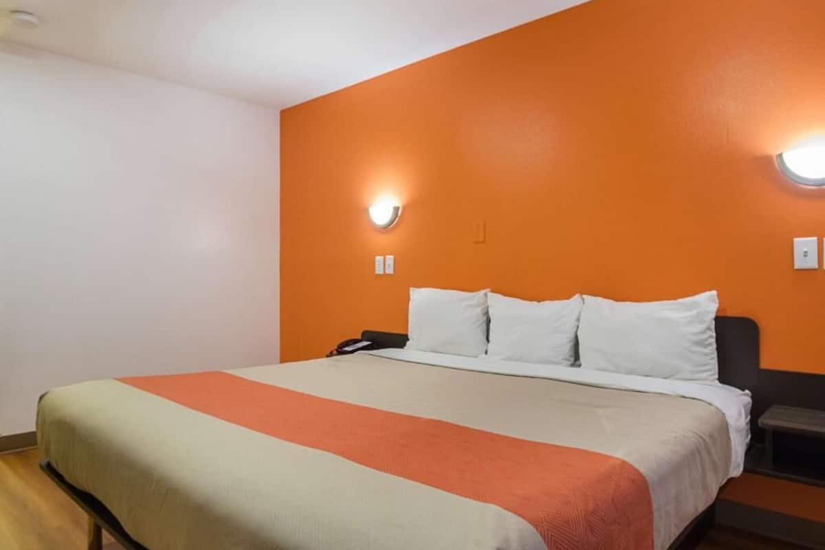 1 Queen, Non-Smoking | Desk, laptop workspace, iron/ironing board (on request), WiFi (free)