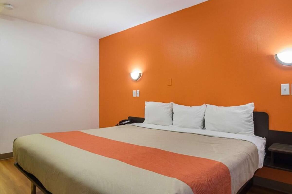 1 King, Non-Smoking | Desk, laptop workspace, iron/ironing board (on request), WiFi (free)