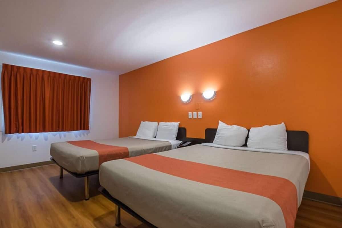 2 Queen, Smoking | Desk, laptop workspace, iron/ironing board (on request), WiFi (free)