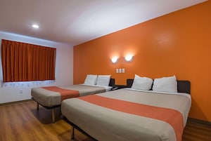 2 Queen, Smoking | Desk, laptop workspace, iron/ironing board (on request), WiFi (free)