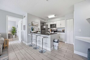 Coffee/tea maker, fridge, microwave, oven - Lakeside view retreat at Villas del Sol (Kissimmee)