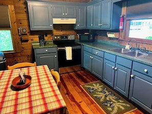 Coffee/tea maker, microwave, oven, stovetop - Beautiful sunsets, decks, firepit! (Warm Springs)