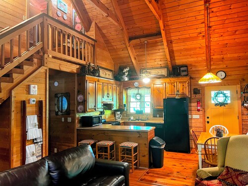 Shabby Chic meets the mountains! Sleeps 6