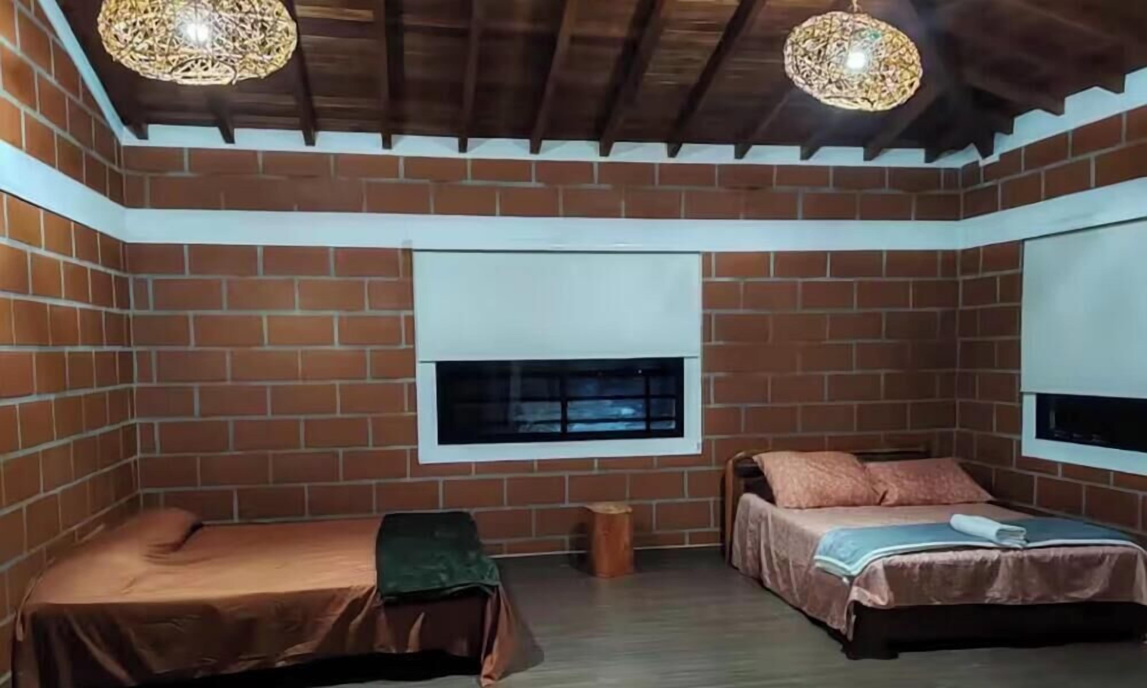 5 bedrooms, iron/ironing board, WiFi, bed sheets