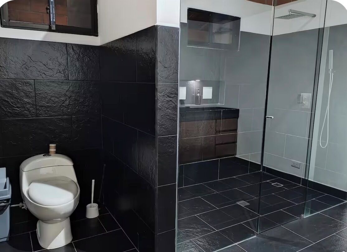 Douche, sèche-cheveux, serviettes fournies, savon