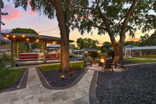 Property grounds - Tropical Retreat w/ Pool, Hot tub & Private Dock (Homosassa)