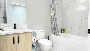 Serviettes fournies, papier de toilette