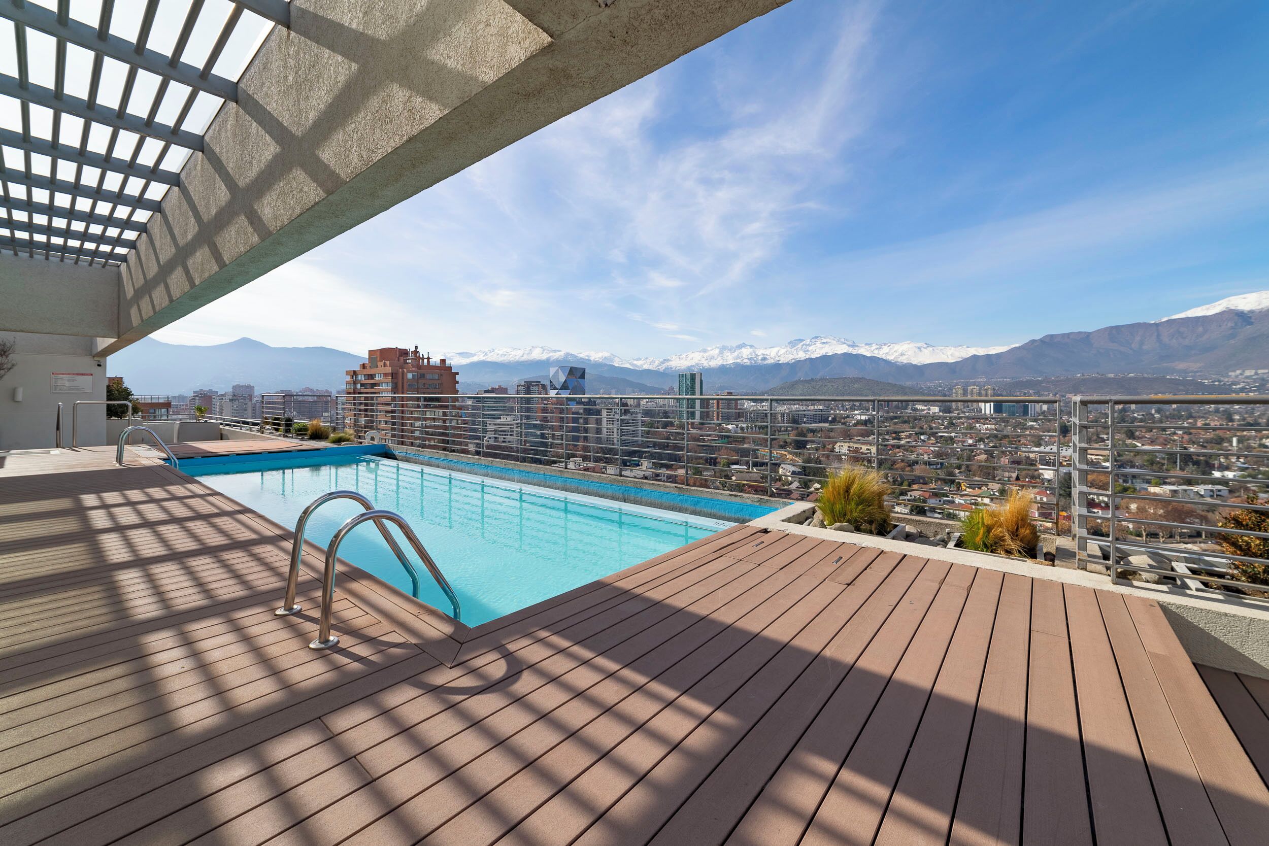Una piscina sul tetto con vista sulla città e sulle montagne.