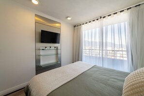 Familienapartment, Balkon, Stadtblick | Bügeleisen/Bügelbrett, kostenloses WLAN