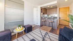 Um apartamento moderno com cozinha, sala de jantar e sala de estar.