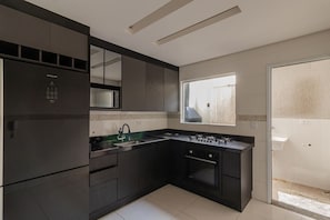 Kühlschrank, Mikrowelle, Ofen, Wasserkocher