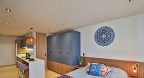Ein modernes Schlafzimmer mit einem Bett, einem Schreibtisch und einer Wand mit einem dekorativen Muster.