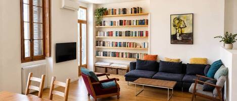 Smart-TV, peis, bøker og musikkbibliotek