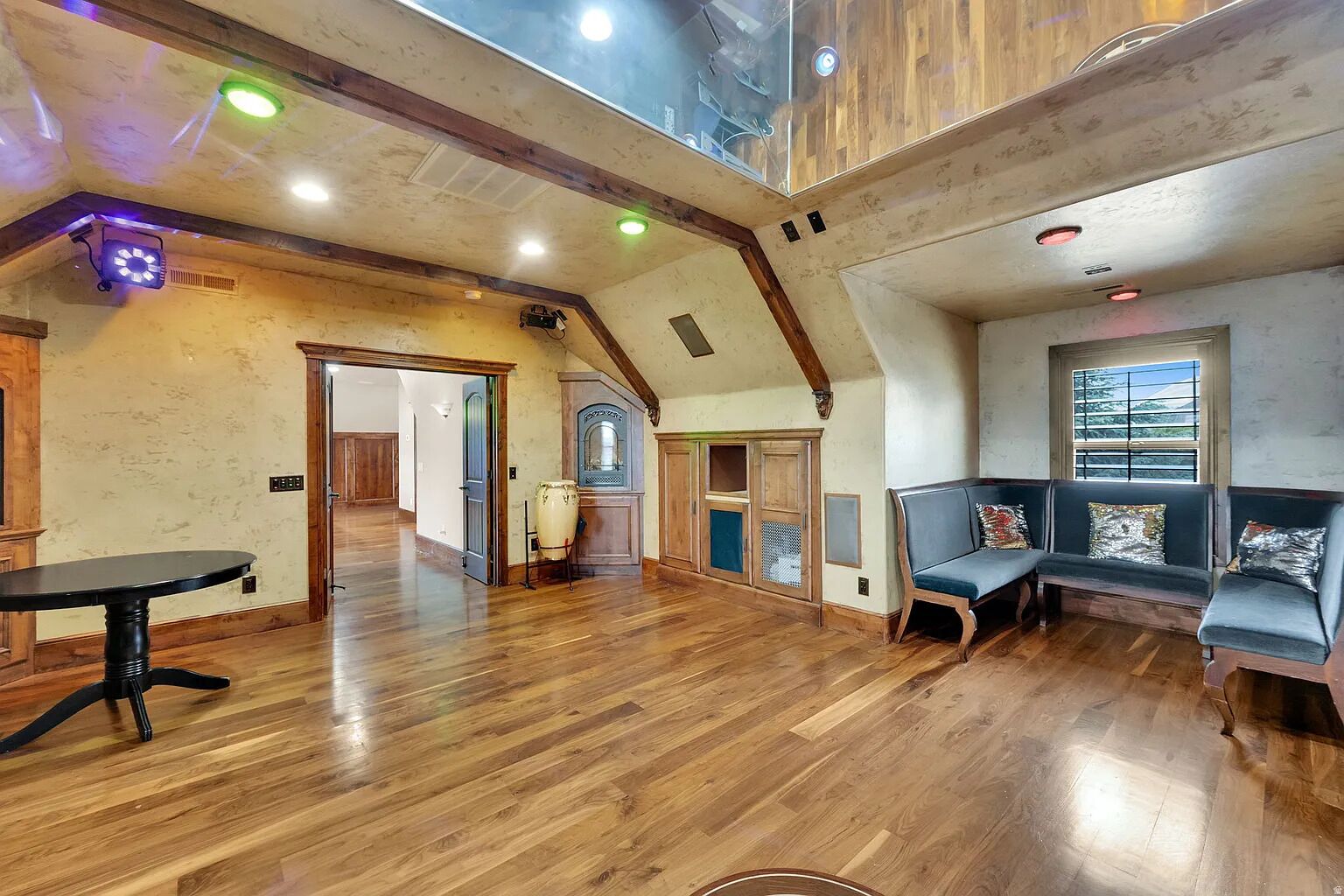 Ein geräumiges Loft mit Holzböden, hoher Decke und einer Galerieebene.