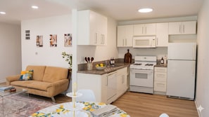 Private kitchen - The Ultimate Spacious Home Base for Los Angeles (Los Angeles)