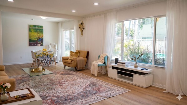 Smart TV - The Ultimate Spacious Home Base for Los Angeles (Los Angeles)