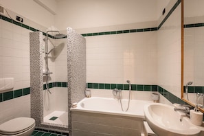 Hair dryer, bidet, towels, soap - Residential neighborhood in Nervi, just a stone's throw from the sea (Genova)