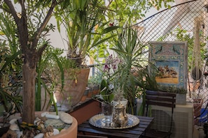 Outdoor dining - Residential neighborhood in Nervi, just a stone's throw from the sea (Genova)