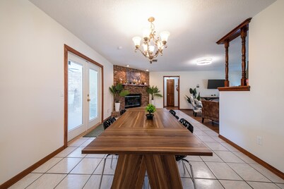 Beautiful 4-bedroom hotel suites with AC in Deltona Garden House