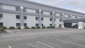 A multi-story building with a parking lot in front. - Battle Creek Hotel (Battle Creek)
