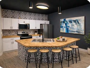 Private kitchen - Private Pool Villa w/ Game Room, Sleeps 12– Minutes from Disney, Kissimmee FL (Kissimmee)