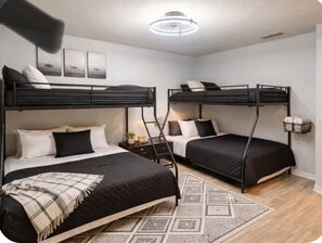 Room - Private Pool Villa w/ Game Room, Sleeps 12– Minutes from Disney, Kissimmee FL (Kissimmee)