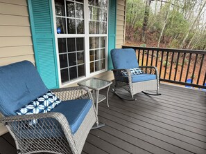 A porch with wicker furniture, including two chairs and a small table. - Hilltop Home w/Mtn View,firepit & wifi.Close to DT (Franklin)