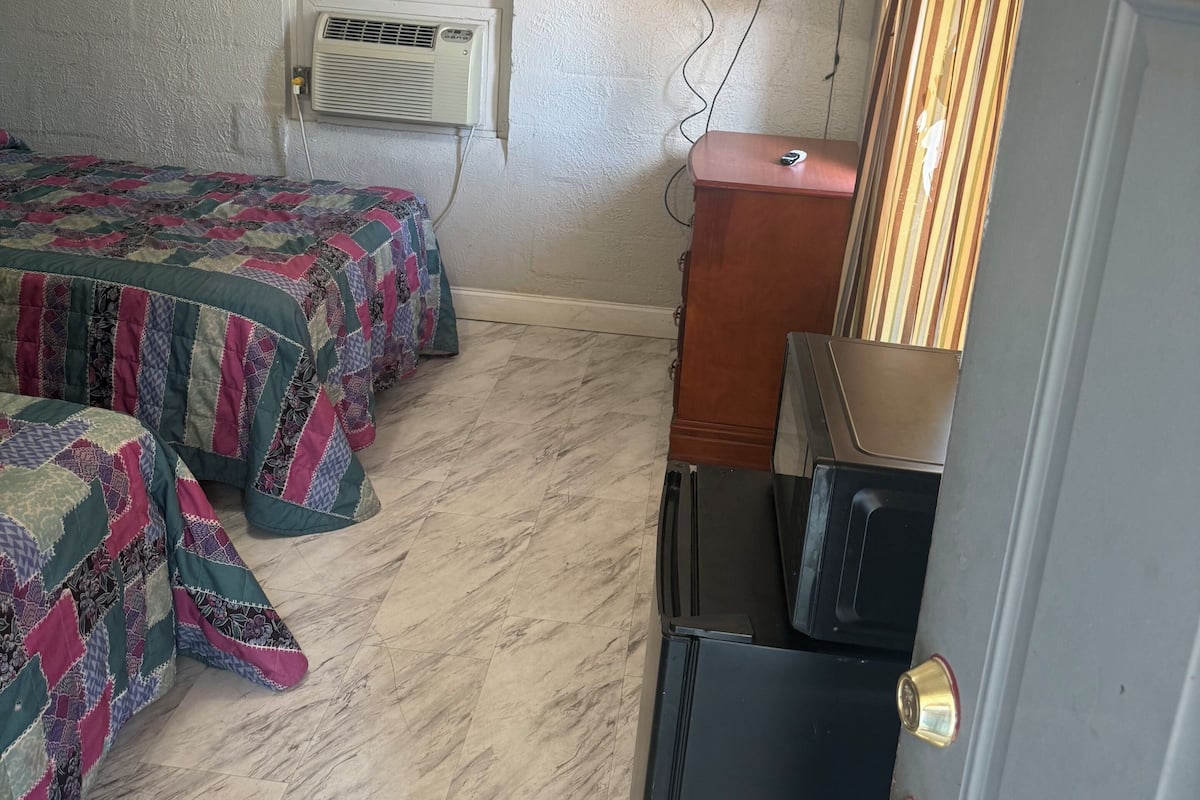 Habitación básica doble | Espacio para trabajar con laptop y wifi gratis 