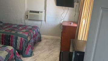 Basic Double Room | Laptop workspace, free WiFi