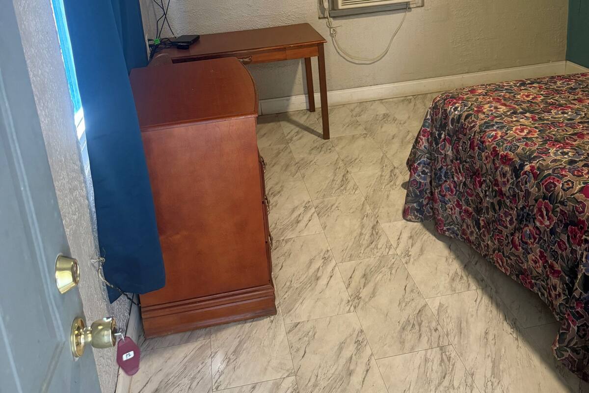 Habitación individual básica | Espacio para trabajar con laptop y wifi gratis 