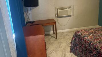 Basic Single Room | Laptop workspace, free WiFi