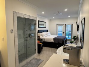 Room - Rivers Edge Private Residence - Four Luxury Suites With River Views (Fort McMurray)