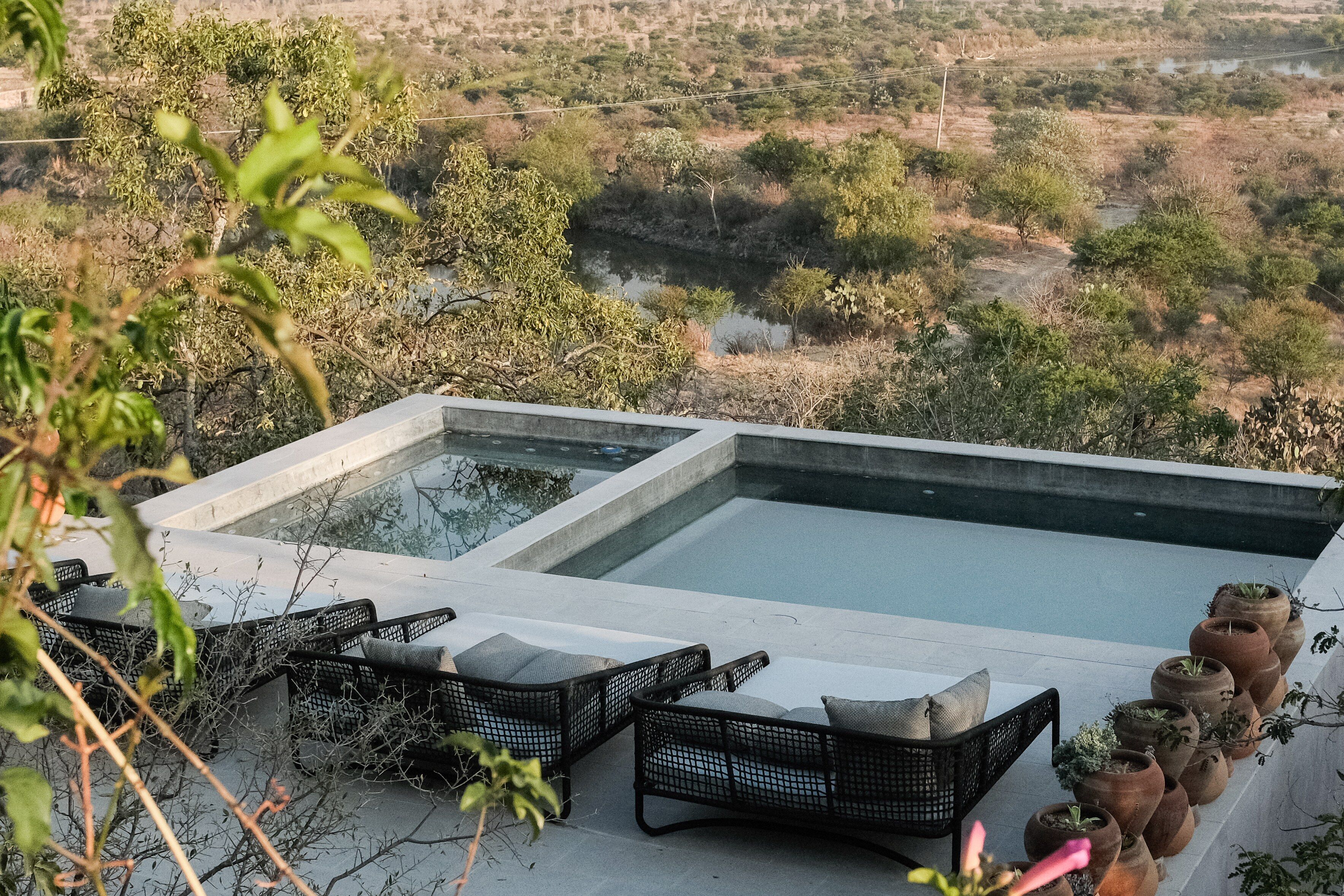Una piscina al aire libre, cabañas de piscina gratuitas, tumbonas