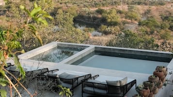 Una piscina al aire libre, cabañas de piscina gratuitas, tumbonas