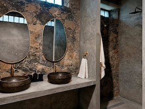 Luxe vierpersoonskamer, uitzicht op vallei | Badkamer | Een douche, handdoeken, zeep, shampoo