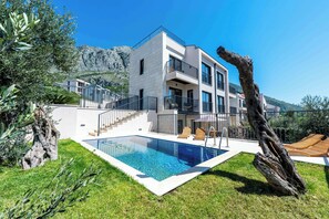 A modern two-story house with a swimming pool, a staircase, and a view of a mountain. - NEW Villa Lumina/ Pool & Ocean View/ Budva Riviera/ 3-Bedroom for 6 Guests (Rijeka Reževići)