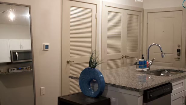 A kitchen with a microwave, stove, and cabinets. - 5 min from NRG - Pool, Gym & Free Parking (Houston)