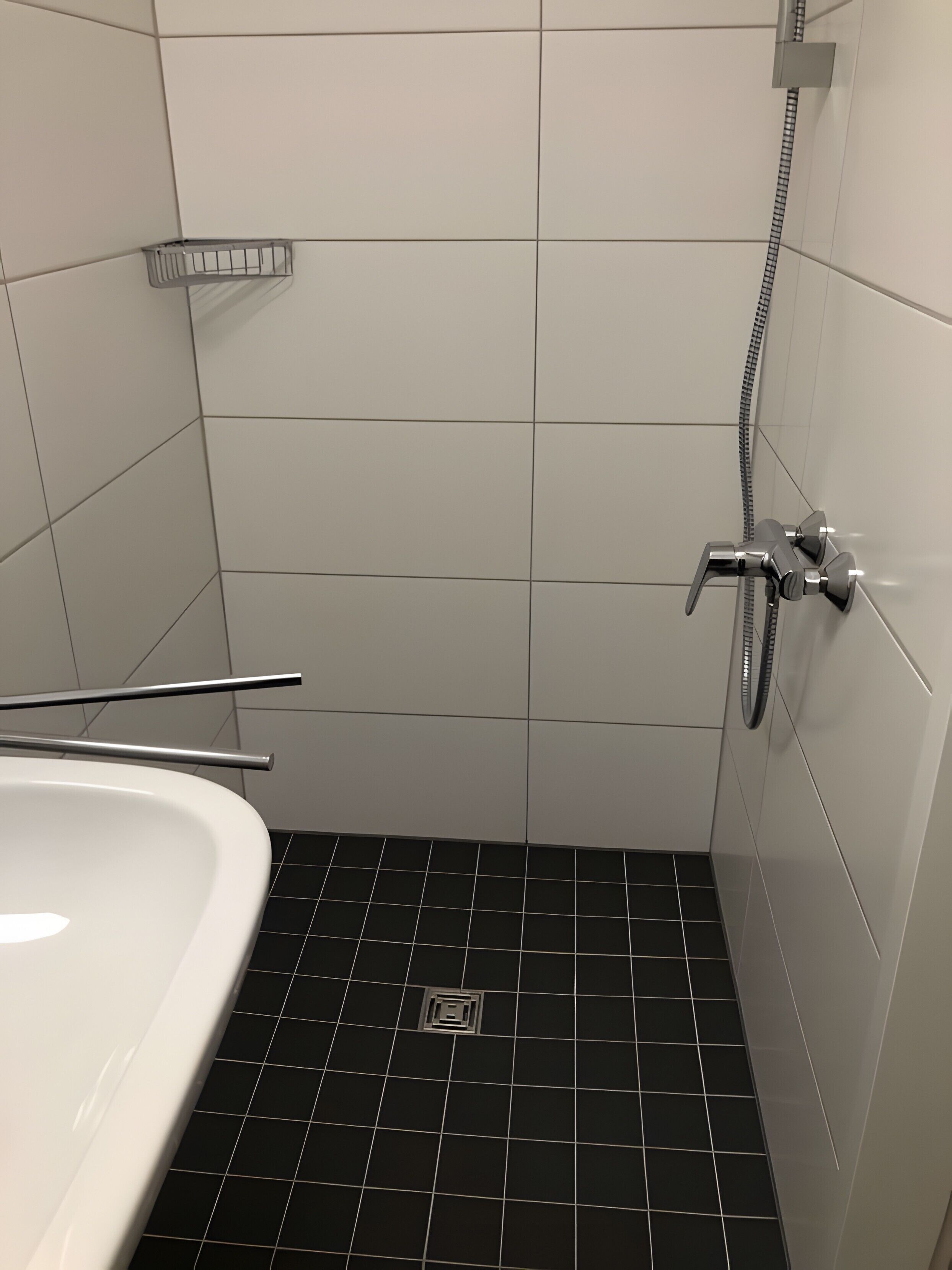 Douche, sèche-cheveux, serviettes fournies