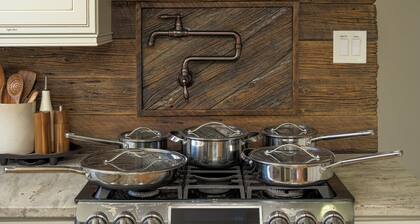 Luxe 3BD Mountain Retreat w/Hot Tub, Sauna, 98in Theater. 25 mins to Red Rocks