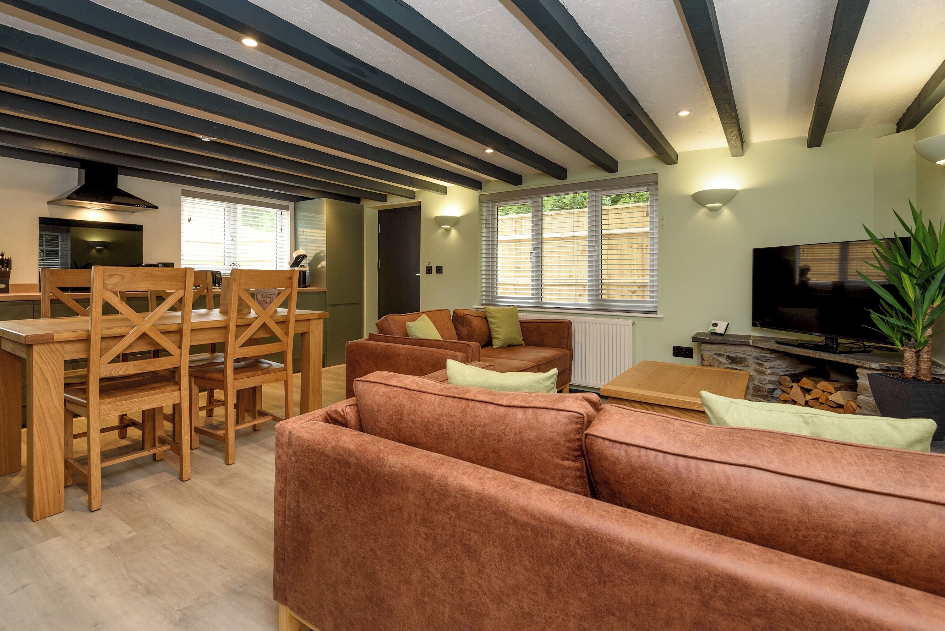 Two-bedroom Cottage For Up To Four Guests, With Wi-fi, Netflix-ready Tv, Private Decking, Ninja Bbq, Hot Tub, Ev Charging And Space For Up To Three Dogs. - Polperro