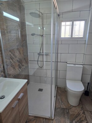 Douche, sèche-cheveux, serviettes fournies, savon
