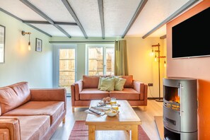 Smart TV - Three-bedroom cottage with Wi-Fi, Netflix-ready TV, private decking, Ninja BBQ, EV charging and a hot tub, perfect for easy escapes. Up to three dogs are welcome too. (Cornwall)
