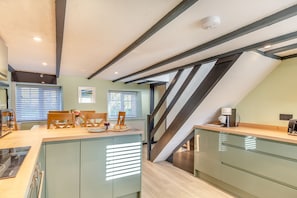 Coffee/tea maker, fridge, microwave, oven - Three-bedroom cottage with Wi-Fi, Netflix-ready TV, private decking, Ninja BBQ, EV charging and a hot tub, perfect for easy escapes. Up to three dogs are welcome too. (Cornwall)