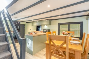 Dining - Three-bedroom cottage with Wi-Fi, Netflix-ready TV, private decking, Ninja BBQ, EV charging and a hot tub, perfect for easy escapes. Up to three dogs are welcome too. (Cornwall)