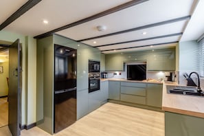 Wasserkocher mit Kaffee-/Teezubehör, Kühlschrank, Mikrowelle, Ofen