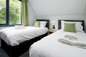 Room - Riverside lodge with spacious decking, Ninja BBQ, Wi-Fi, Netflix-ready TV, EV charging and an outdoor copper bath and shower for a wellness experience in nature. Up to three well-behaved dogs are welcome in selected lodges. (Cornwall)