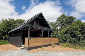 Exterior - Riverside lodge with spacious decking, Ninja BBQ, Wi-Fi, Netflix-ready TV, EV charging and an outdoor copper bath and shower for a wellness experience in nature. Up to three well-behaved dogs are welcome in selected lodges. (Cornwall)
